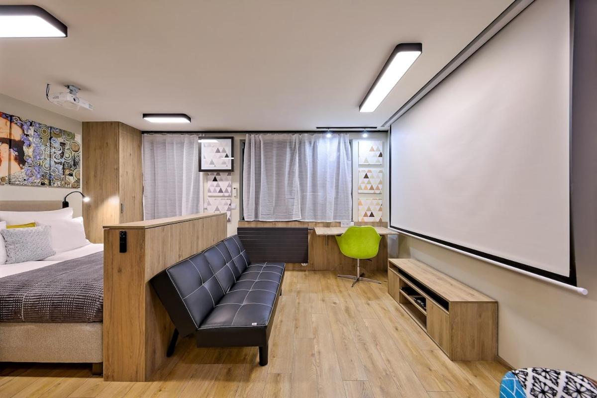 Apartment With Projector And Balcony Between Main Square And Kazimierz Quarter Krakau